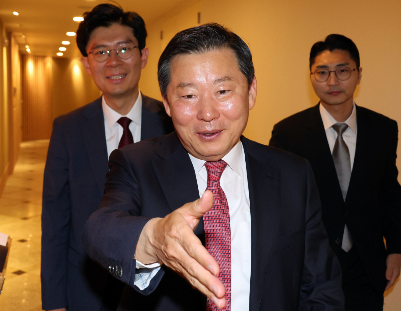 국민의힘 이철규 의원이 25일 영입인재 낙천자들과 조찬모임을 하기 위해 여의도 한 식당으로 들어가고 있다. 왼쪽은 조정훈 의원. [연합]