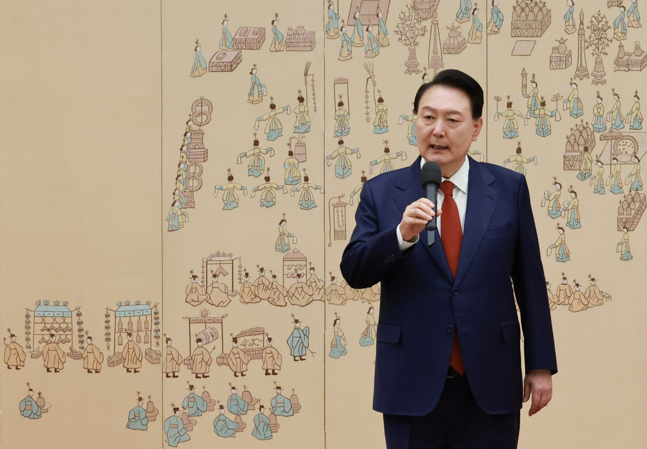 윤석열 대통령이 1일 서울 용산 대통령실 청사에서 열린 중장 진급·보직 신고 및 삼정검 수치 수여식에서 격려사를 하고 있다. [연합]