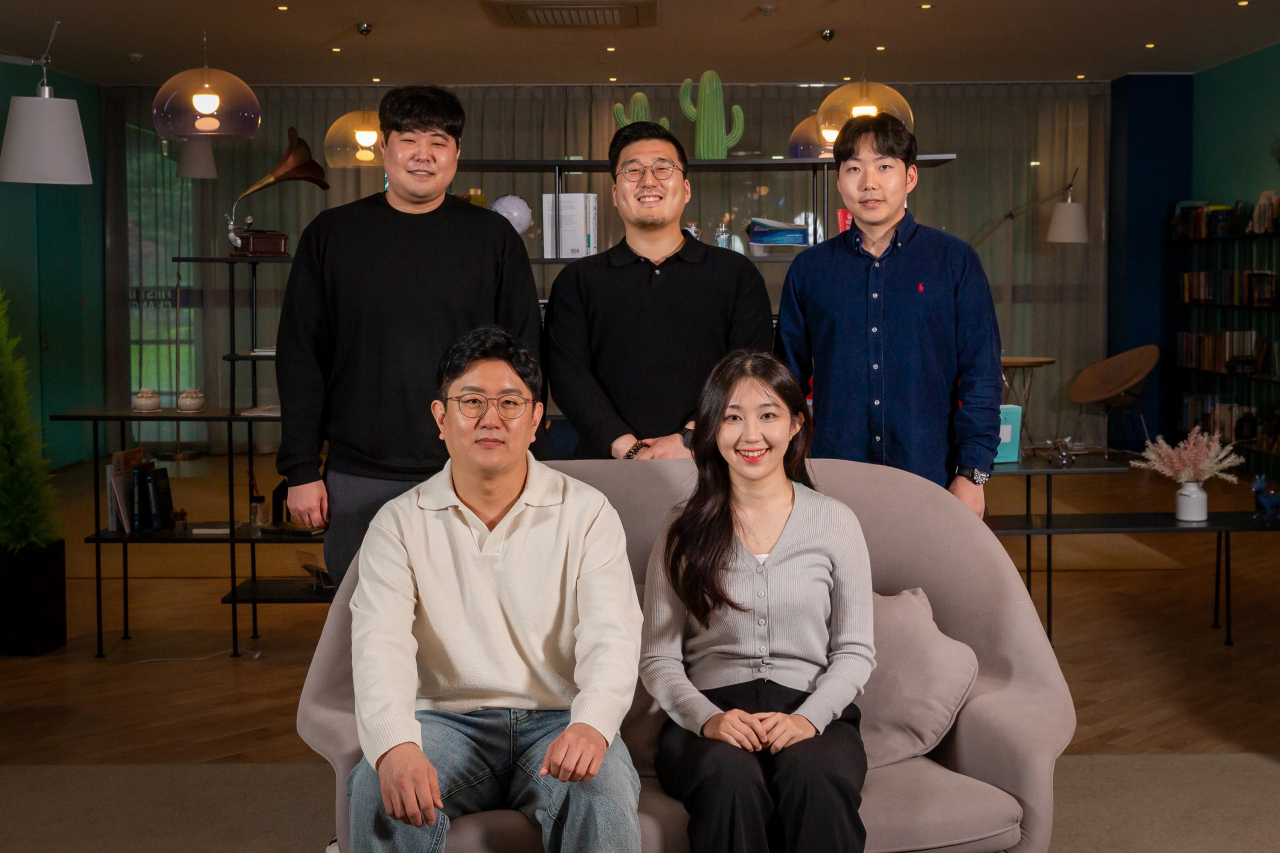 고경민(윗줄 왼쪽부터 시계방향으로) 연구원, 이욱희 연구원, 조한빈 연구원, 김성연 연구원, 서준기 교수.[UNIST 제공]