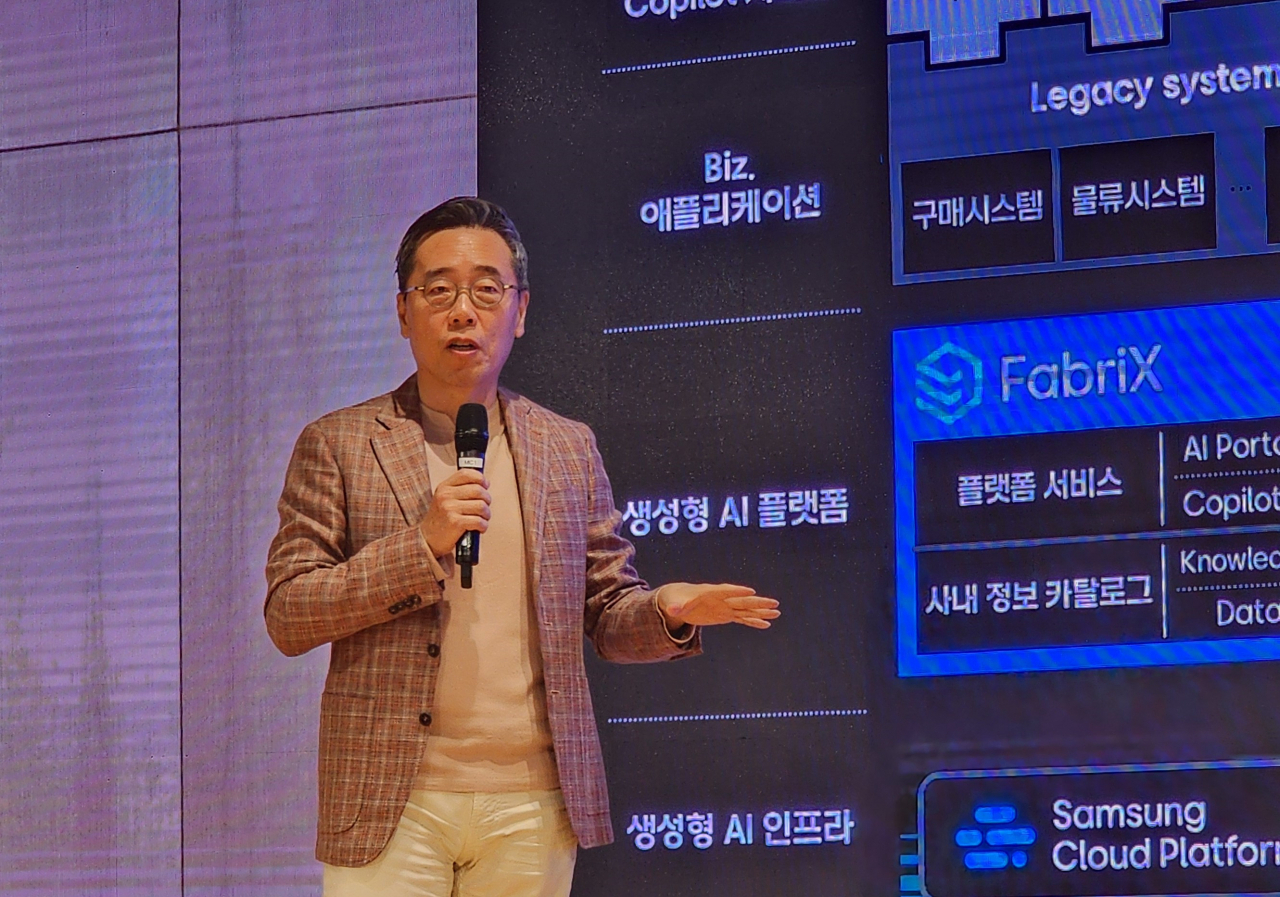 황성우 삼성SDS 대표이사(사장)이 2일 서울 잠실캠퍼스에서 열린 미디어데이에서 생성형 AI 서비스인 ‘패브릭스(FabriX)’와 ‘브리티 코파일럿(Brity Copilot)’을 소개하고 있다. [삼성SDS 제공]
