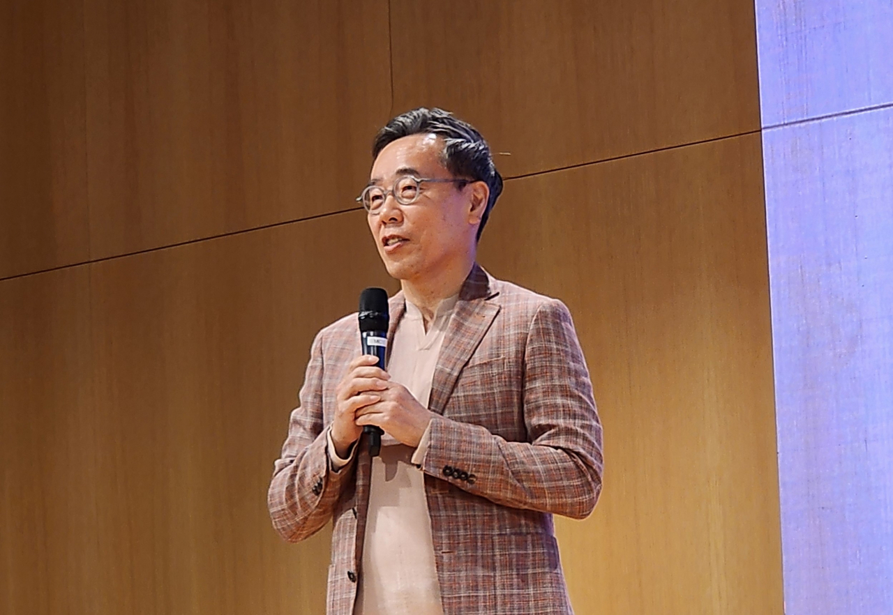 황성우 삼성SDS 대표이사(사장)이 2일 서울 잠실캠퍼스에서 열린 미디어데이에서 생성형 AI 서비스인 ‘패브릭스(FabriX)’와 ‘브리티 코파일럿(Brity Copilot)’을 소개하고 있다. [삼성SDS 제공]
