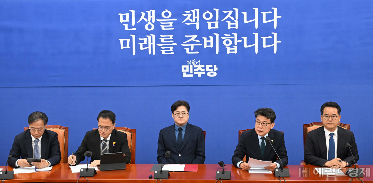 진성준 더불어민주당 정책위의장이 2일 오전 서울 여의도 국회에서 열린 정책조정회의에 참석해 모두발언을 하고 있다. 이상섭 기자