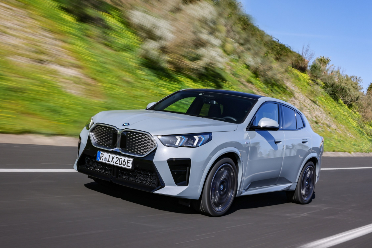 BMW 프리미엄 콤팩트 순수전기 SAC ‘뉴 iX2 eDrive20’ 주행 모습. [BMW 코리아 제공]