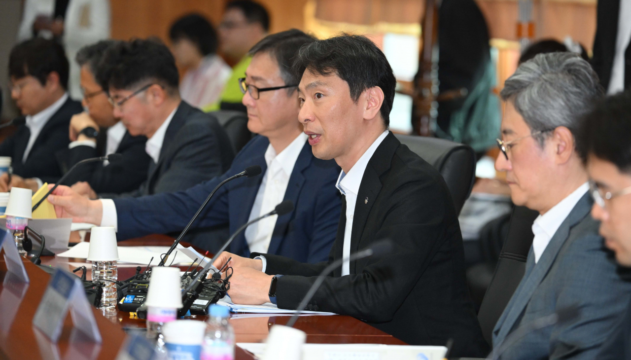 이복현 금융감독원장이 지난달 18일 오전 서울 여의도 금융투자협회에서 열린 '기업과 주주행동주의의 상생·발전을 위한 간담회'에서 모두발언을 하고 있다. 이상섭 기자