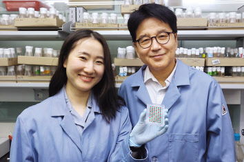 KAIST 생명과학과의 서성배(오른쪽) 교수와 황가영 박사과정생 [KAIST 제공]