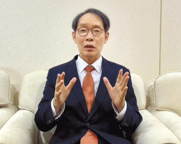 고문현 한국ESG학회장(숭실대 법대 교수)가 제주 국제컨벤션센터에서 헤럴드경제와 인터뷰하고 있다. 김은희 기자