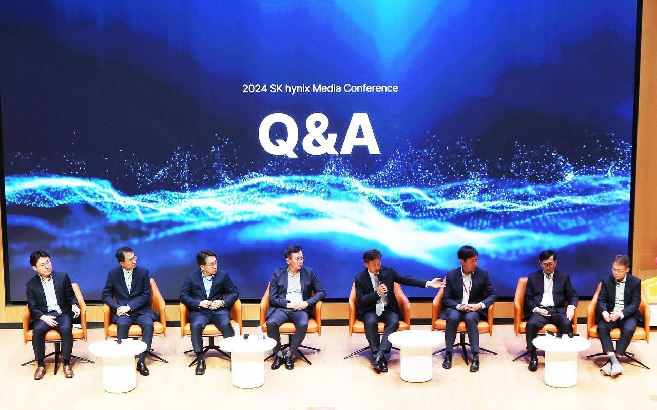 2일 SK하이닉스 이천 본사에서 ‘AI시대, SK하이닉스 비전과 전략’을 주제로 열린 기자 간담회에서 SK하이닉스 주요 경영진들이 질문에 답변하고 있다. 류병훈(왼쪽부터) 부사장(미래전략 담당), 최우진 부사장(P&T 담당), 김영식 부사장(제조기술 담당), 김주선 사장(AI Infra 담당), 곽노정 대표이사 사장, 안현 부사장(N-S Committee 담당), 김우현 부사장(CFO), 김종환 부사장(D램개발 담당). [SK하이닉스 제공]