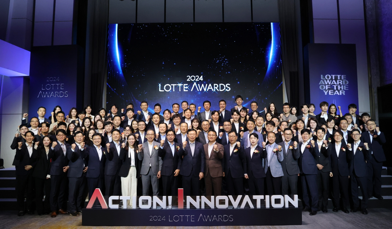 2일 롯데월드타워에서 신동빈 롯데 회장(맨 앞줄 가운데)과 수상자들이 '2024 롯데어워즈'에 참석해 기념촬영 중이다. [롯데지주 제공]