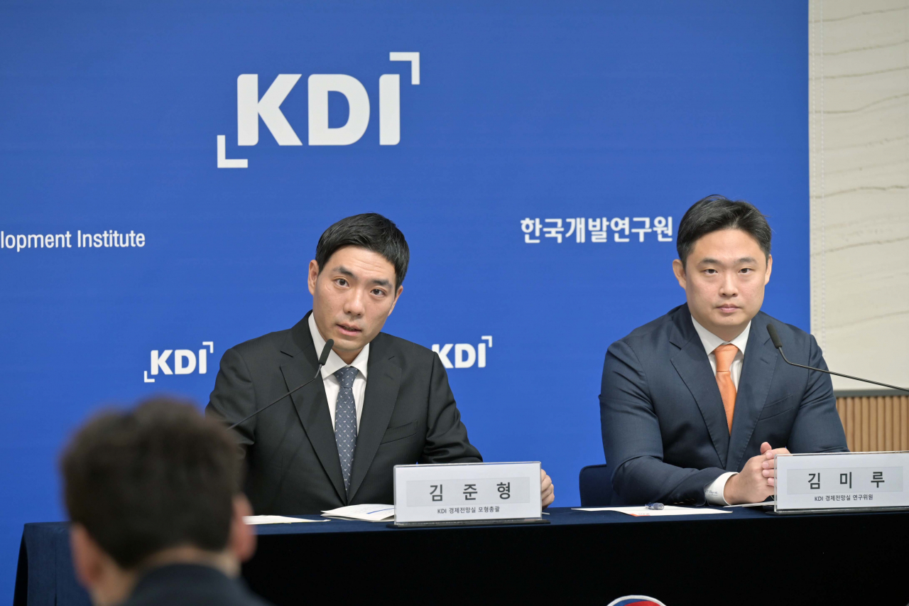 김준형 KDI 경제전망실 모형총괄(왼쪽)과 김미루 KDI 경제전망실 연구위원(오른쪽)이 2일 정부세종청사에서 최근 내수가 부진한 요인을 금리와 수출을 중심으로 분석한 결과를 소개하고 있다. [한국개발연구원(KDI) 제공]