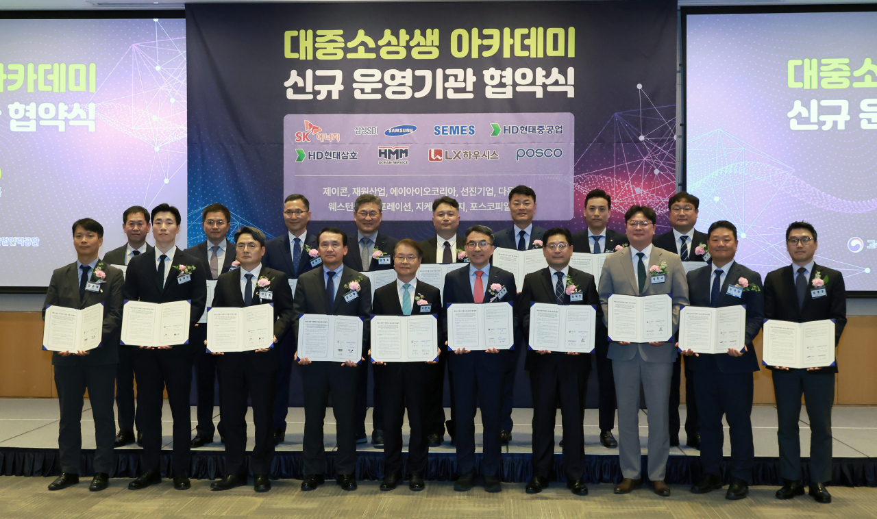 이정식 고용노동부 장관이 2일 서울 영등포구 FKI타워에서 대중소상생 아카데미 성공을 위한 업무협약식을 체결 후 참석자들과 기념 촬영하고 있다. [연합]