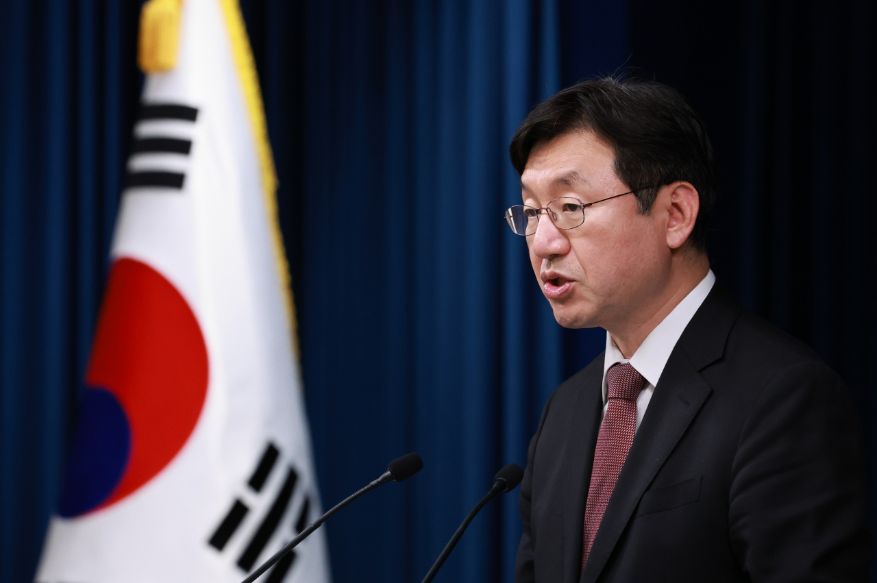 성태윤 대통령실 정책실장이 2일 서울 용산 대통령실 청사에서 경제 현안 브리핑을 하고 있다. [연합]