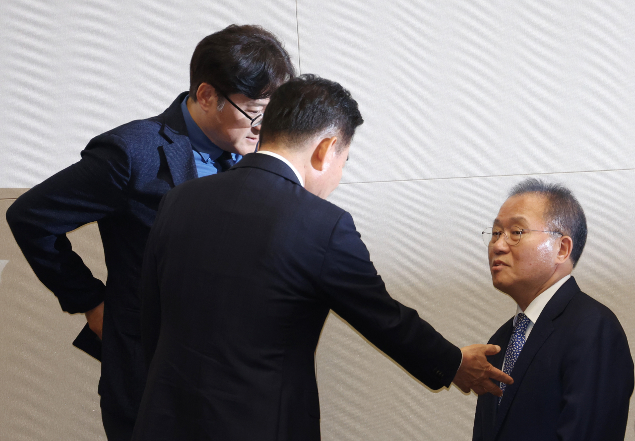 2일 국회에서 열린 본회의에서 ‘해병대 채상병 사망사건 수사외압 의혹 특별검사법’ 상정을 두고 김진표 국회의장과 윤재옥 국민의힘 원내대표(오른쪽), 홍익표 더불어민주당 원내대표(왼쪽)가 논쟁을 벌이고 있다. [연합]