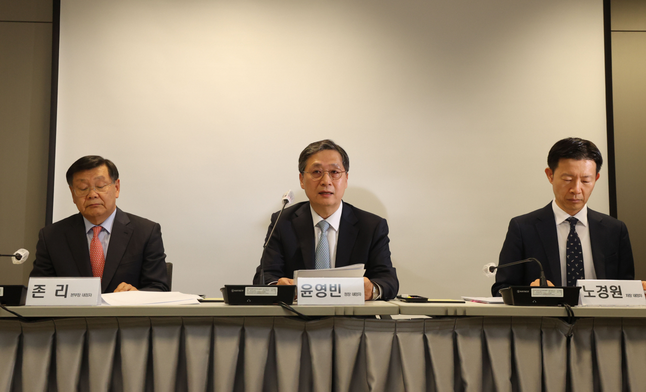 윤영빈 우주항공청장 내정자(가운데)가 2일 오후 서울 종로구 디지털플랫폼정부위원회 대회의실에서 열린 과기정통부 출입기자단 차담회에서 인사말을 하고 있다. 왼쪽부터 존 리 우주항공청 임부본부장 내정자, 윤영빈 우주항공청장 내정자, 노경원 우주항공청 차장 내정자. 연합뉴스