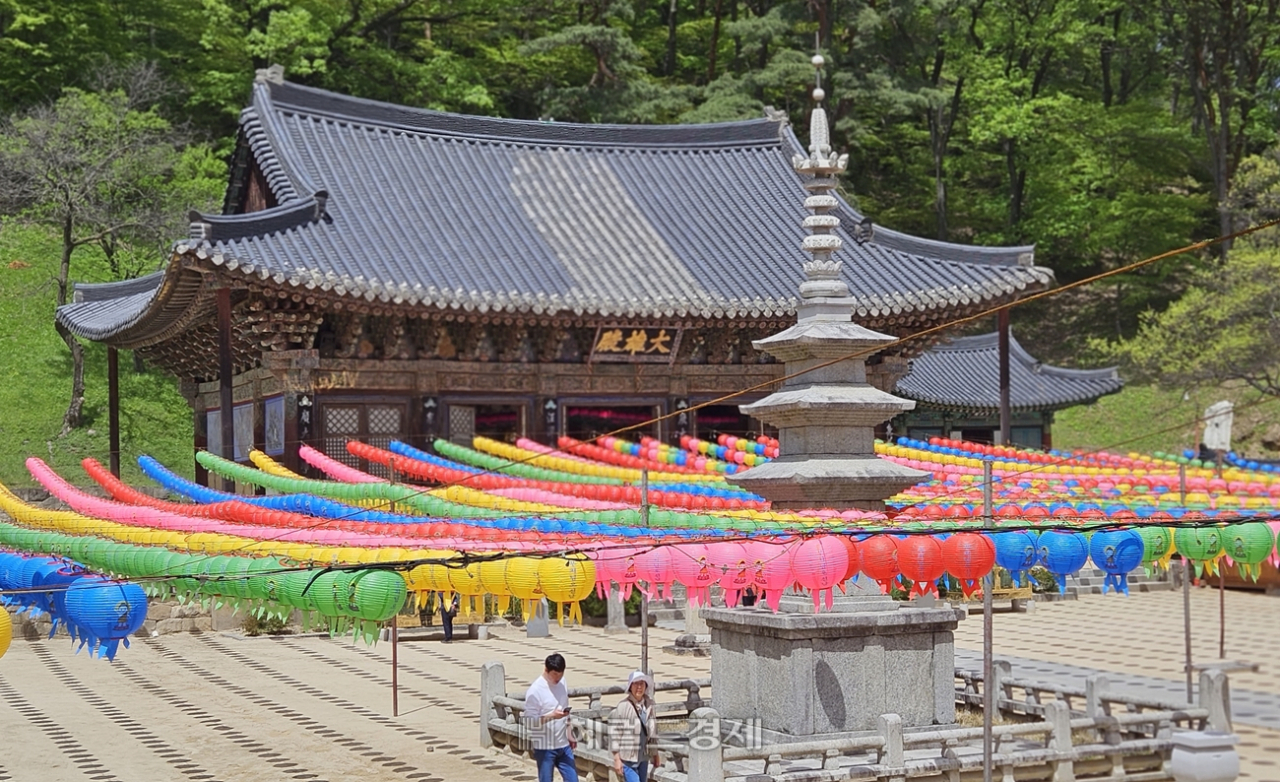 직지사 대웅전, 부처님오신날을 앞두고 앞마당엔 연등이 내걸려 아름다운 광경을 만들어 낸다.