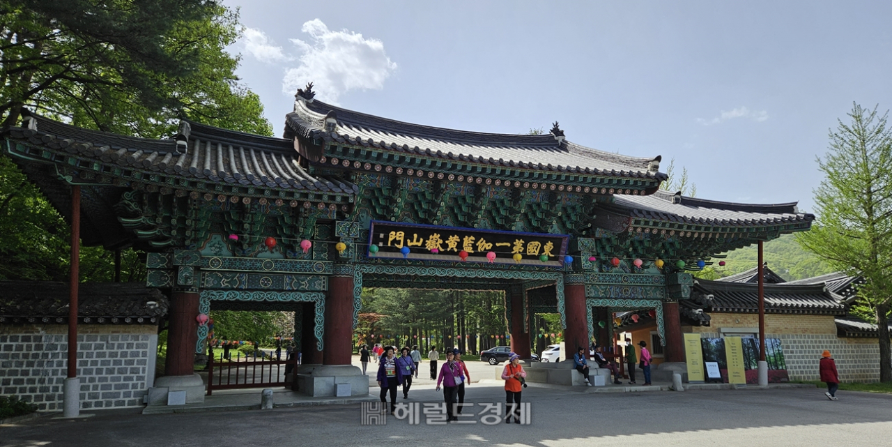 직지사로 이어지는 첫 번째 문. 동국제일가람황악산문 현판이 걸려 있다.