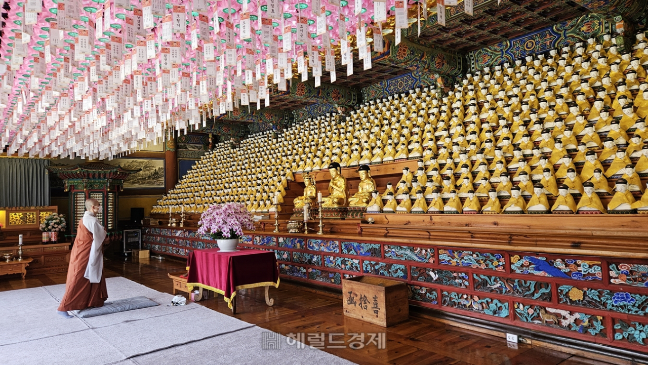 비로전에는 천개의 불상이 있다. 이 사이에 벌거벗은 동자승 불상이 있다.