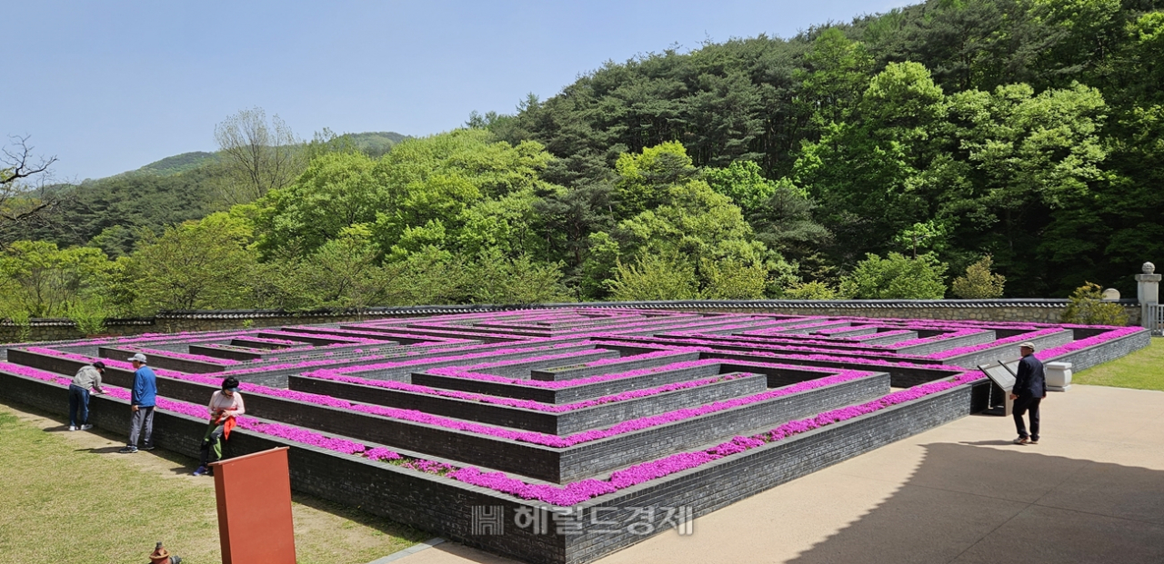 직지사의 명물 가운데 하나인 해인도. 미로를 연상시키는 이 건축물은 의상대사가 화엄경을 요약한 법성계의 내용을 도장모양으로 만든 상징물이다.