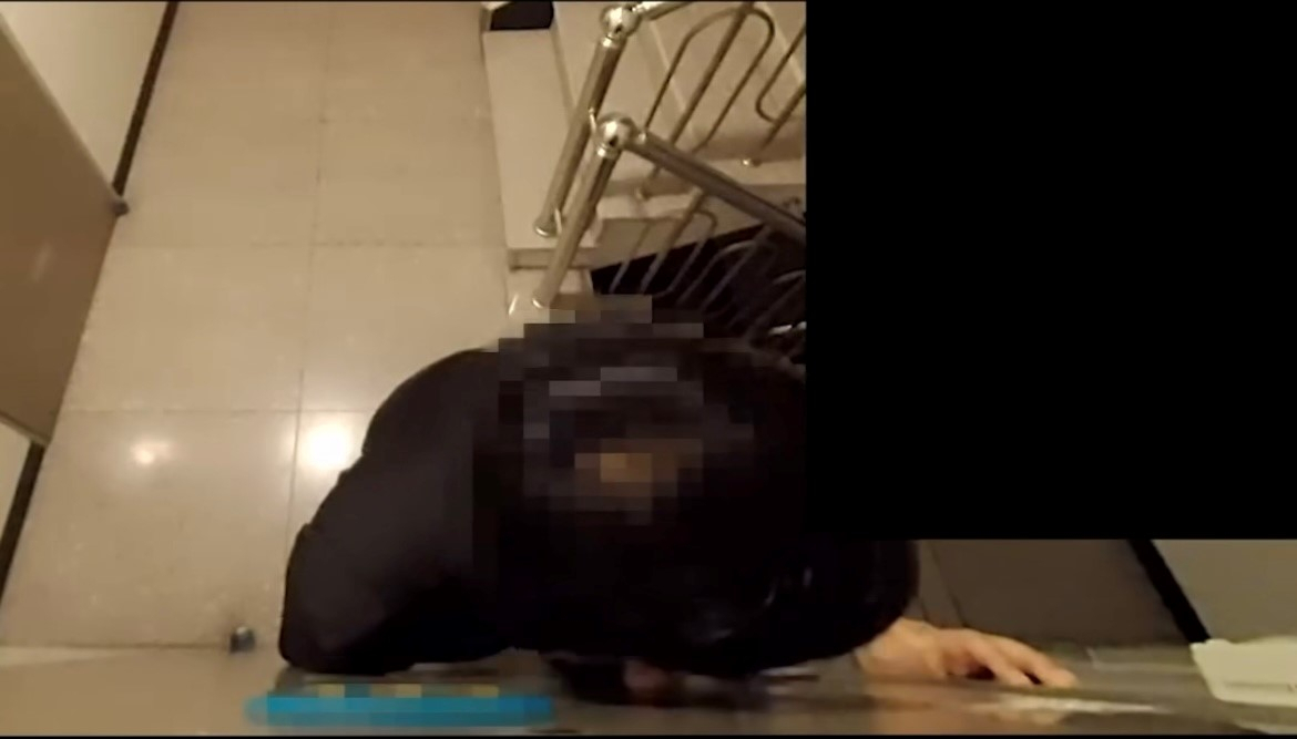 스토커 성향이 보이던 전 남자친구가 A씨 집 문앞에 귀를 대고, 집 안에서 나오는 소리를 듣고 있다. [SK쉴더스 제공]