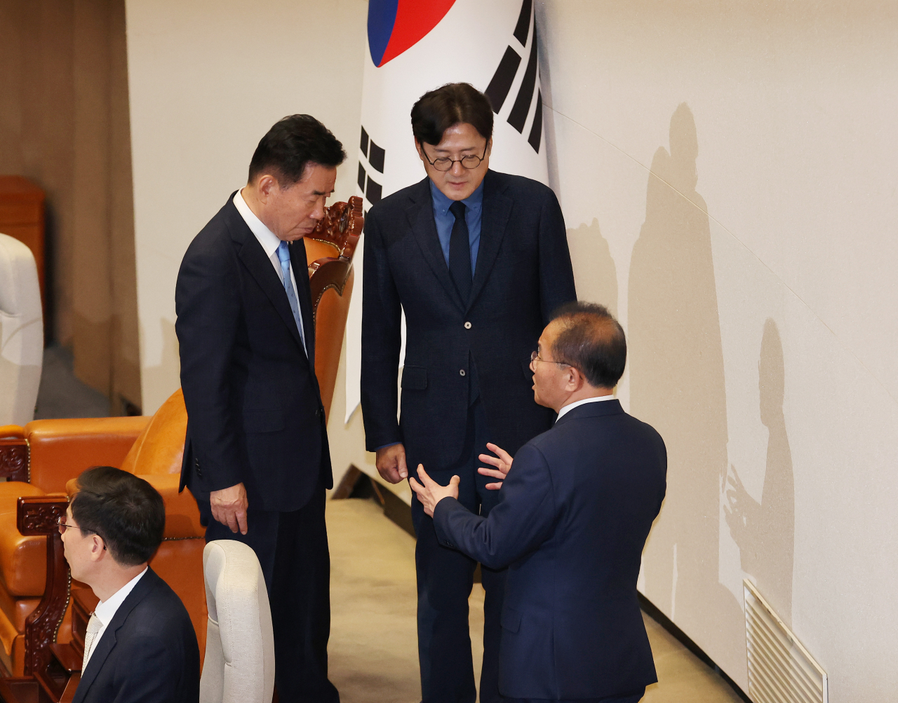 2일 국회에서 열린 본회의에서 '해병대 채상병 사망사건 수사외압 의혹 특별검사법' 상정을 두고 김진표 국회의장과 국민의힘 윤재옥 원내대표(오른쪽), 더불어민주당 홍익표 원내대표(가운데)가 대화하고 있다. [연합]