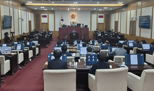 대구시의회 본회의장에서 2일 대구시 박정희 전 대통령 기념사업 조례안 등이 처리되고 있다.[연합]