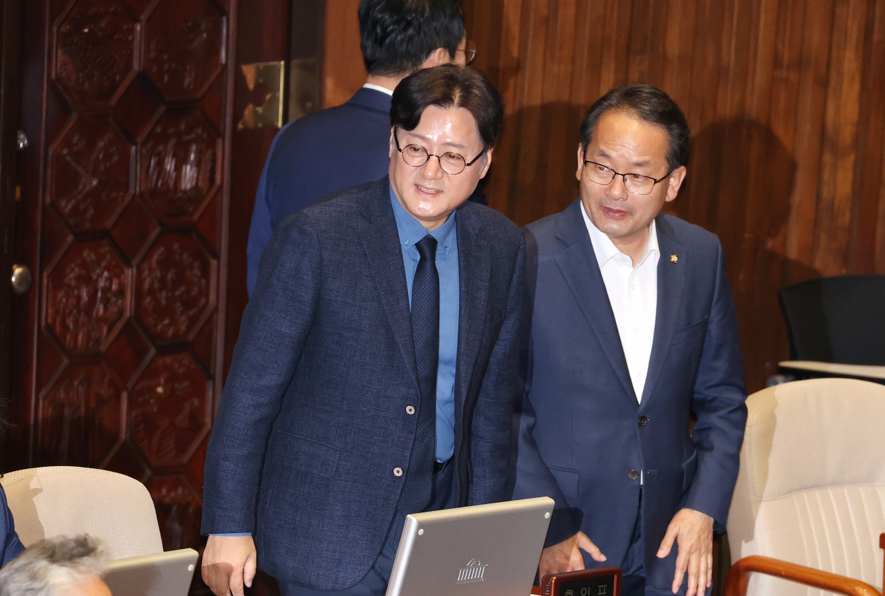 더불어민주당 홍익표 원내대표(왼쪽)가 2일 오후 서울 여의도 국회에서 열린 여야 합의로 '이태원 참사 진상규명 특별법' 등을 처리하는 국회 본회의에 참석하고 있다. [연합]