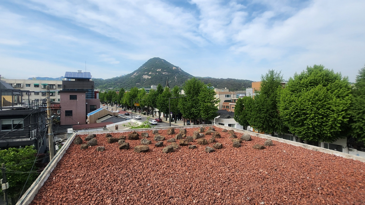 Inwangsan, as seen from the rooftop of Leedorim in Jongno-gu, Seoul (Lee Jung-youn)