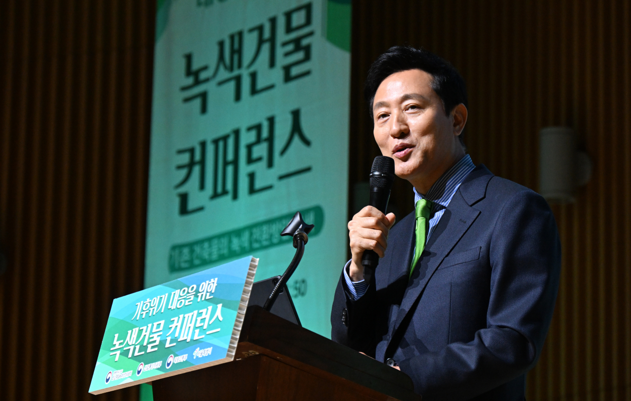 오세훈 서울시장이 2일 서울시청 본관에서 열린 ‘기후위기 대응을 위한 녹색건물 컨퍼런스’에서 인사말을 하고 있다. [서울시 제공]