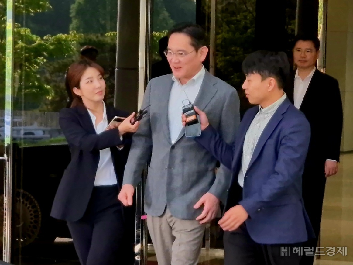 이재용 삼성전자 회장이 3일 오전 7시28분 서울김포비즈니스항공센터(SGBAC)를 통해 귀국하고 있다. 김현일 기자