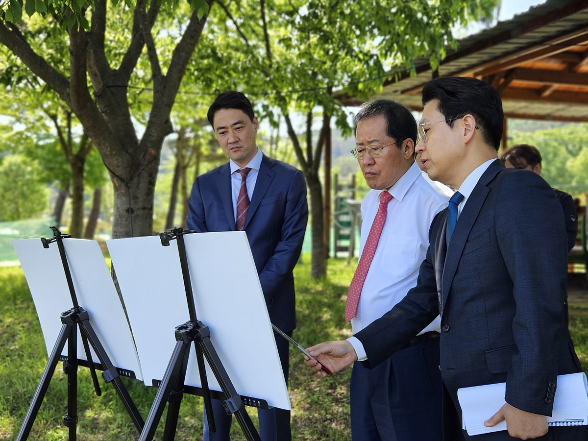 홍준표 대구시장이 2일 달성군 하빈면 대구농수축산물 도매시장 예정지를 방문해 현장을 점검했다.[대구시 제공]