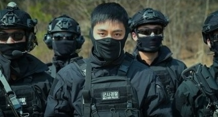 지난 17일 페이스북 페이지 '육군훈련소 대신 전해드립니다'에 방탄소년단(BTS) 뷔가 특수임무대(SDT) 대테러복을 입은 모습이 공개됐다. 뷔는 지난해 2023년 12월 육군 논산훈련소에 입대, 신병교육을 받을 당시 군사경찰에 지원해 합격해 현재 2군단 쌍용부대 군사경찰 특수임무단에서 복무 중이라고 육군은 설명했다. [연합]