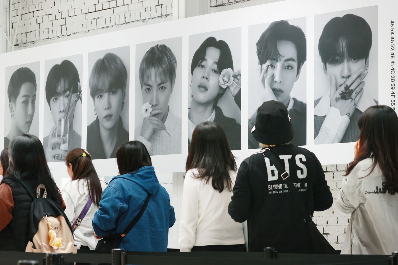 26일 서울 성동구에 문을 연 그룹 방탄소년단(BTS)의 팝업스토어 'BTS 팝업 : 모노크롬'을 찾은 팬들이 쇼룸을 둘러보고 있다. [연합]