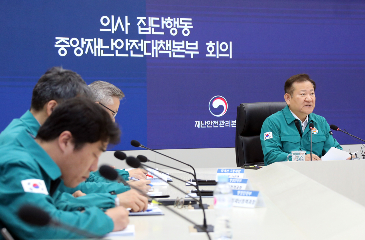 이상민 행정안전부 장관이 3일 오전 정부세종청사 중앙재난안전상황실에서 열린 의사 집단행동 중앙재난안전대책본부 회의를 주재하고 있다.[연합]