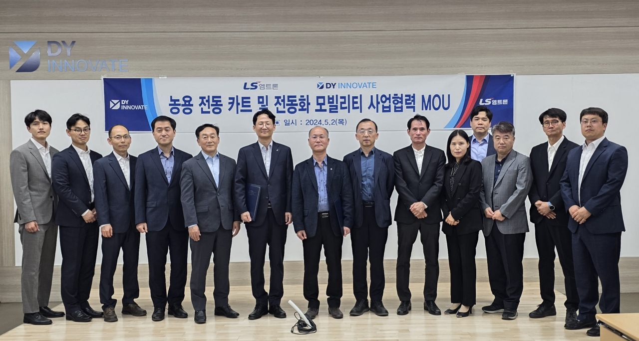 이상민(왼쪽 여섯 번째부터) LS엠트론 트랙터사업본부장과 이승창 디와이이노베이트 대표를 비롯한 관계자들이 지난 2일 전북 익산시 디와이이노베이트 본사에서 열린 ‘농용 전동카트 사업 협력 양해각서(MOU) 협약식’에서 기념촬영을 하고 있다. [LS엠트론 제공]