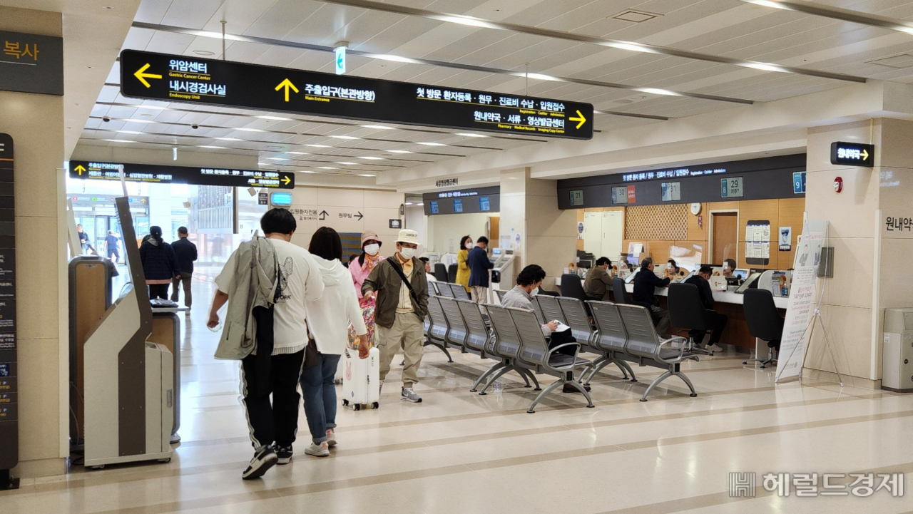 의대 교수들이 지난달 30일 ‘주 1회 개별 휴진’에 돌입한 신촌세브란스병원에서 3일 오전 환자들이 외래 수납·진료 신청을 기다리고 있다. 안효정 기자