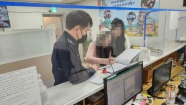 중국인 여성 관광객이 제주특별자치도 자치경찰단 공항사무소에서 자초지종을 설명하는 모습. [제주자치경찰단]