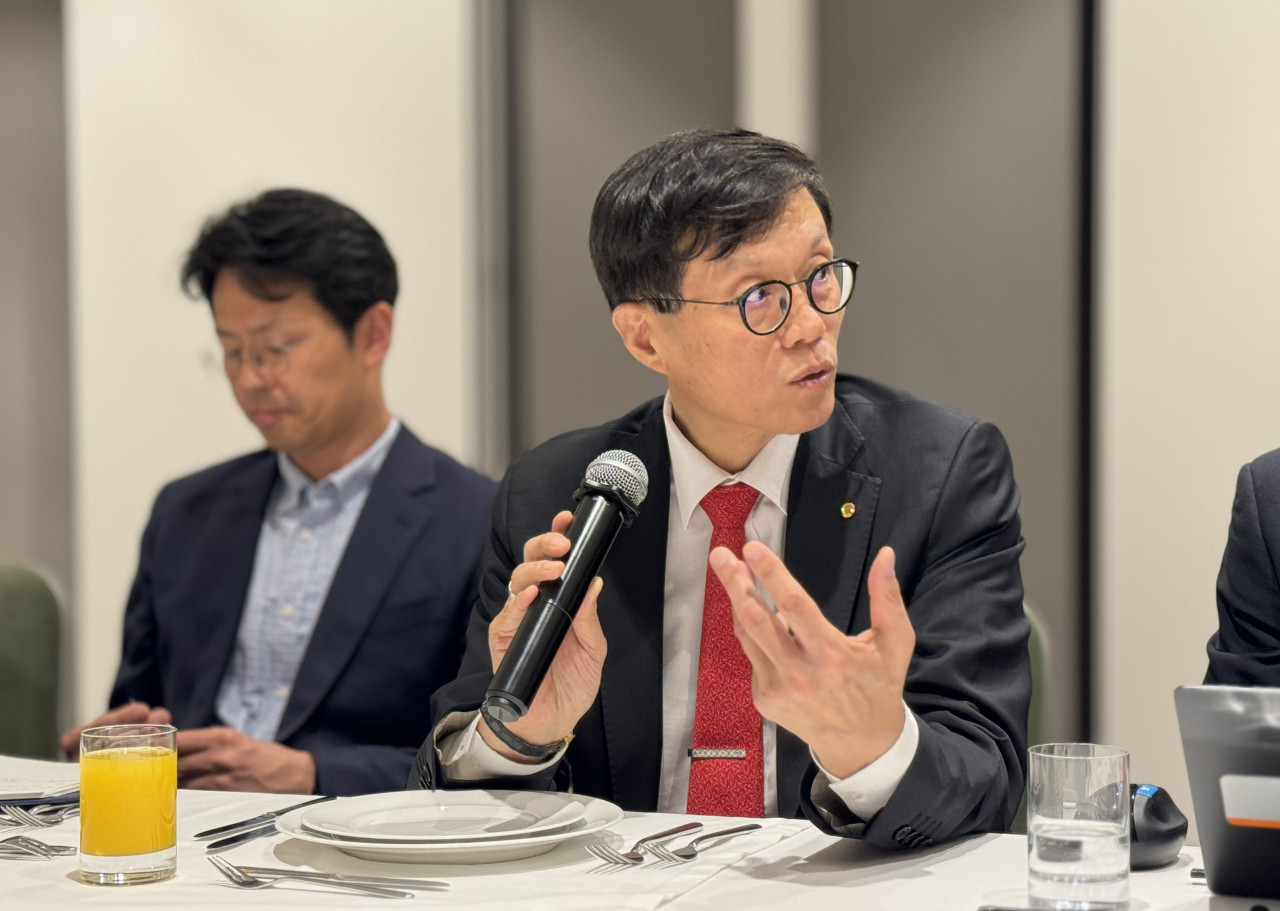 이창용 한국은행 총재가 2일(현지시간) 조지아 트빌리시에서 출장기자단과 기자간담회를 진행하고 있다. [한국은행 제공]