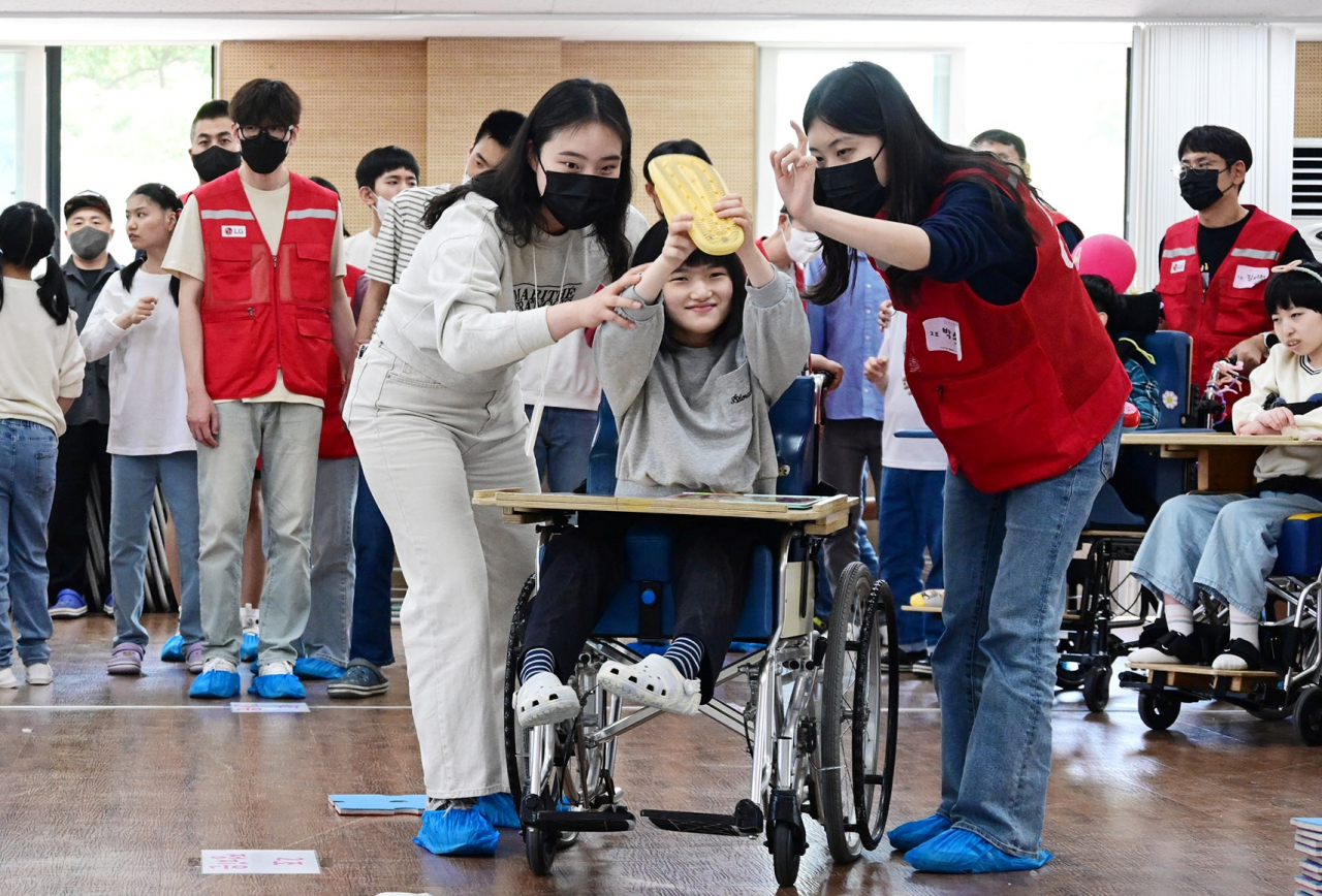 LG전자 임직원들이 지난 2일 서울시 강동구에 위치한 암사재활원에서 열린 ‘오늘은 어린이날’ 행사에서 장애 아동 및 청소년들과 함께 작은 운동회에 참여하고 있다. LG전자는 지난 2014년부터 10년째 암사재활원과 인연을 이어오고 있다. [LG전자 제공]