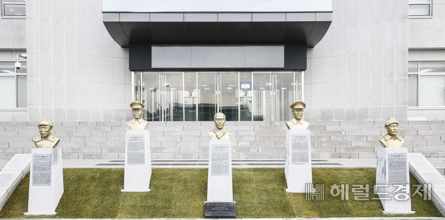 독립유공자 기념사업회들은 3일 국회에서 기자회견을 열고 육사 내 설치된 독립전쟁 영웅들의 흉상 재배치 추진에 대해 ‘역사쿠데타’라며 완전 존치하라고 촉구했다. 육사 충무관 앞에 세워진 홍범도·지청천 장군, 이회영 선생, 이범석·김좌진 장군 흉상(왼쪽부터) [헤럴드DB]