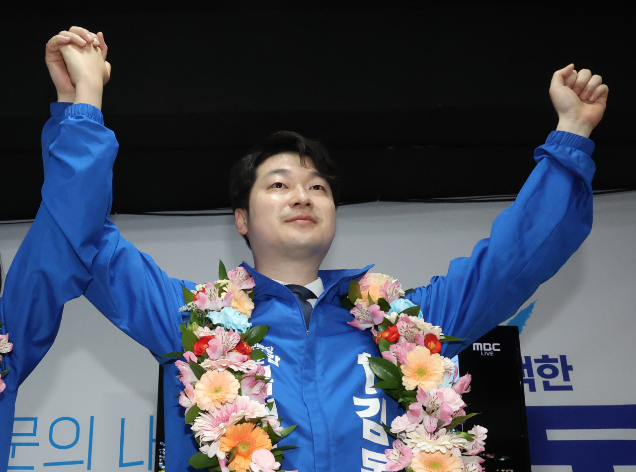 제22대 국회의원선거 서울 서대문구갑에 출마한 김동아 더불어민주당 후보가 지난달 11일 오전 본인의 선거사무소에서 당선이 확실시되자 기뻐하고 있다. [연합]