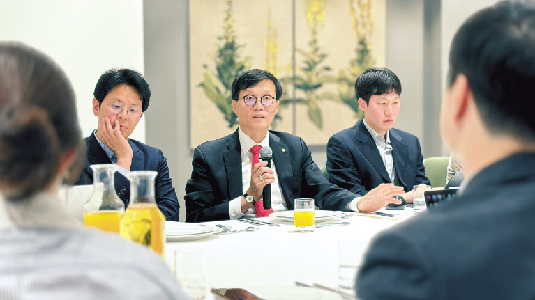 이창용 한국은행 총재가 2일(현지시간) 조지아 트빌리시에서 출장기자단과 기자간담회를 진행하고 있다. [한국은행 제공]