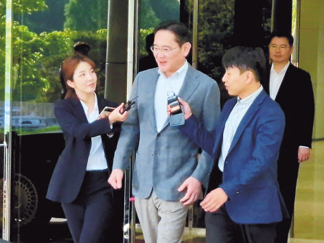 이재용 삼성전자 회장이 유럽출장을 마치고 3일 오전 서울김포비즈니스항공센터(SGBAC)를 통해 귀국하고 있다. 김현일 기자