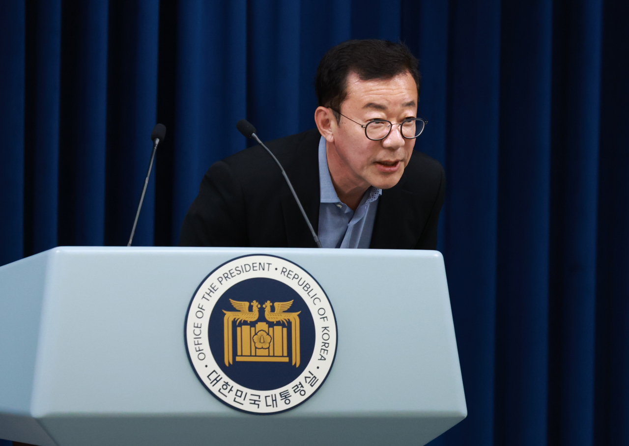 홍철호 대통령실 정무수석이 브리핑을 시작하기 앞서 인사하고 있다. [연합]