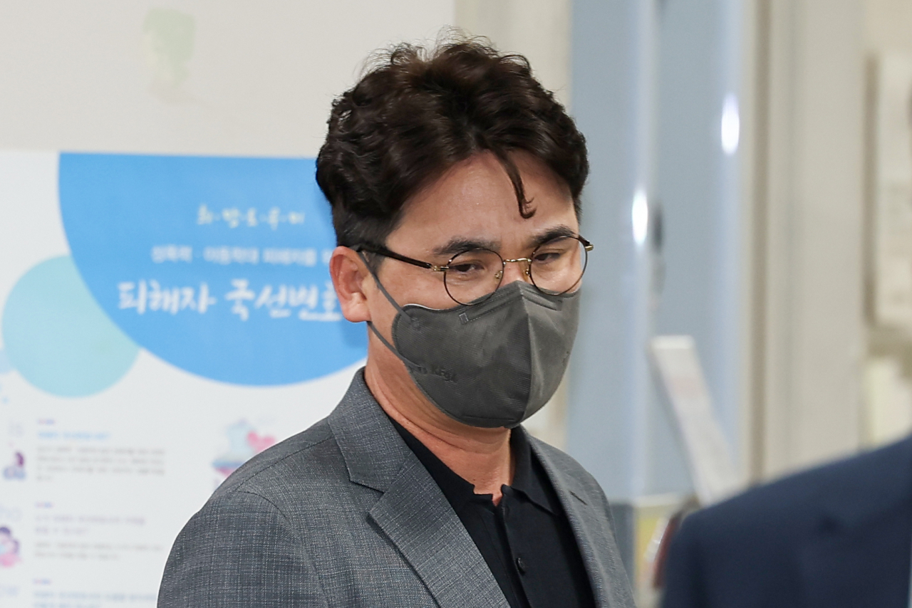 후원사로부터 억대 금품을 수수한 혐의로 기소된 프로야구 KIA 타이거즈 장정석 전 단장이 3일 오전 서울 서초구 서울중앙지방법원에서 열린 1심 1회 공판에 출석하고 있다. [연합]