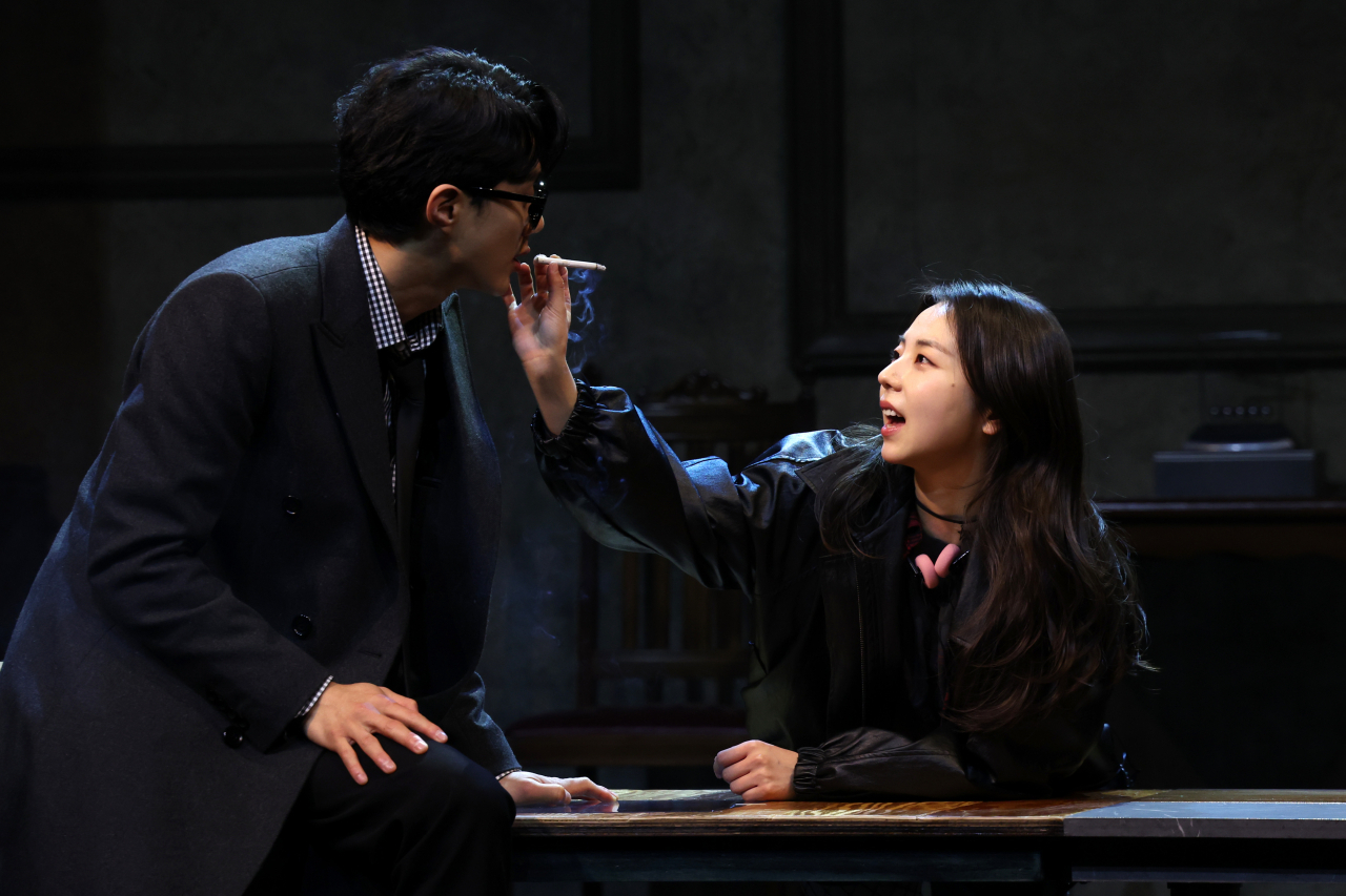 Ahn So-hee (right) performs in the play “Closer.” (Newsis)