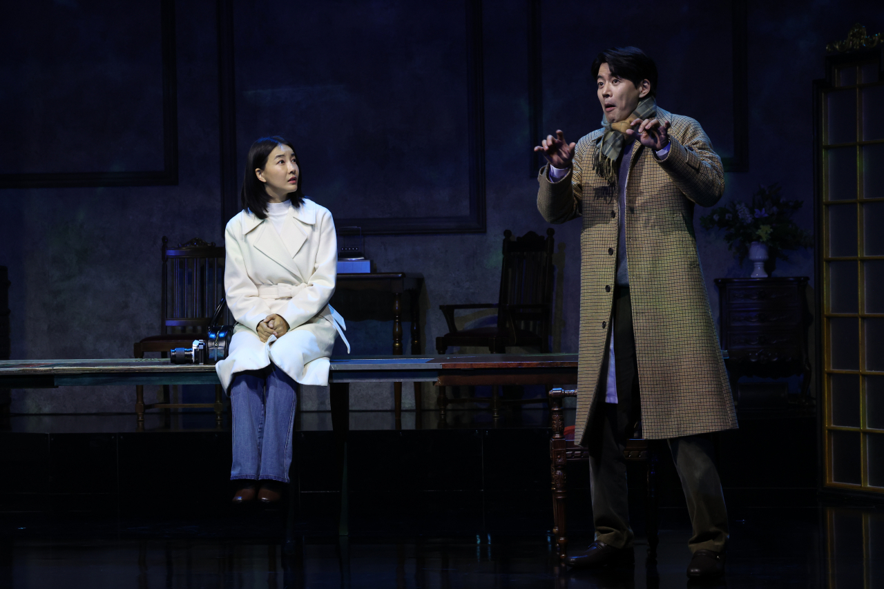Jin Seo-yeon (left) and Lee Sang-yoon perform in the play “Closer.” (Newsis)