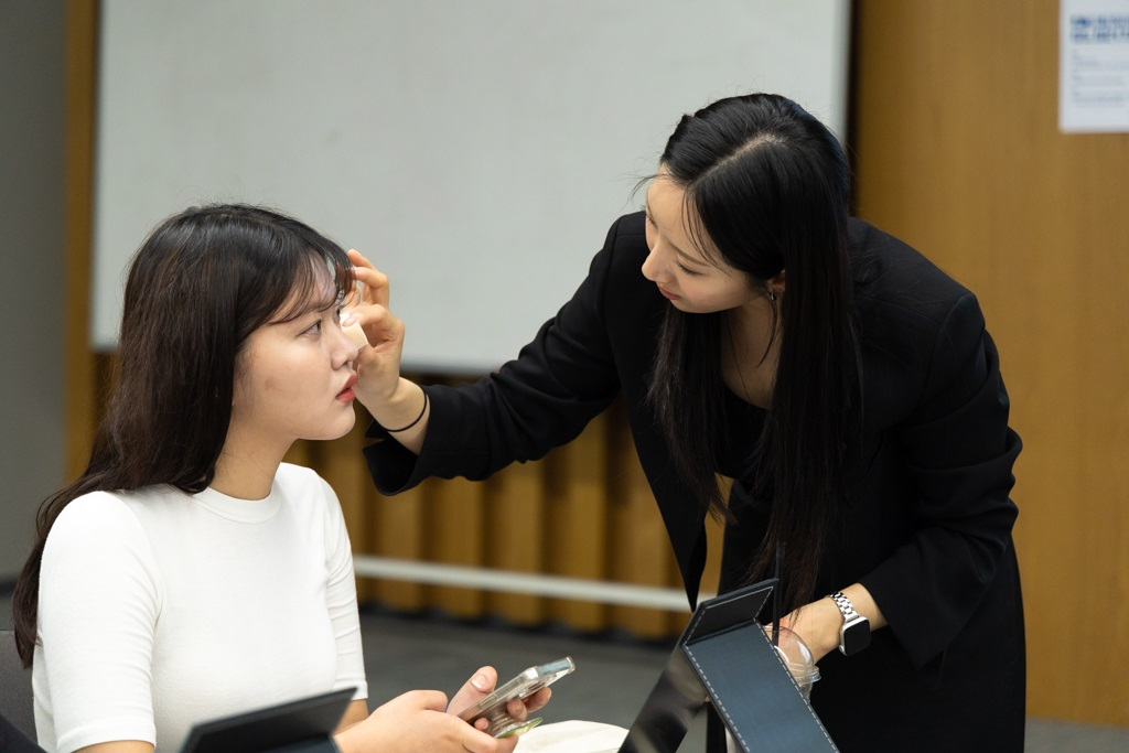 아모레퍼시픽공감재단이 청년들의 마음 건강 증진을 위한 ‘Look at ME(룩 앳 미) 청년 마음 캠퍼스’ 연세대 편을 개최했다. 한 학생이 메이크업 테라피에 참여해 메이크업을 받고 있다. [아모레퍼스픽공감재단 제공]