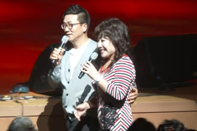 유영재가 자신이 진행하는 가요쇼에 출연한 노사연에게 신체 접촉을 하는 영상이 온라인에 재확산하고 있다. [유튜브 캡처]