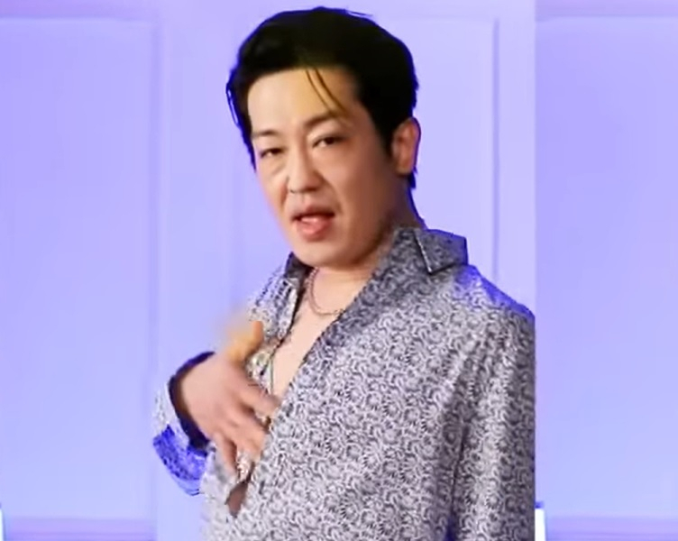 배우 허성태가 쿠팡플레이 예능프로그램 SNL코리아에서 코카인 댄스를 추는 모습. 그는 이 춤으로 크게 인기를 끌었으나 식품의약품안전처의 마약류 예방공익 광고 모델로도 활동해 부적절하다는 지적이 2022년 국회 국정감사에서 제기된 바 있다.