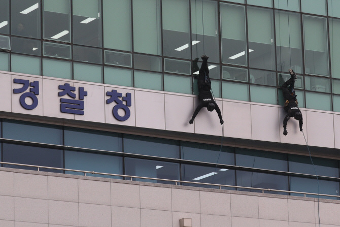 레펠 하강 훈련중인 경찰 특공대 모습[연합]
