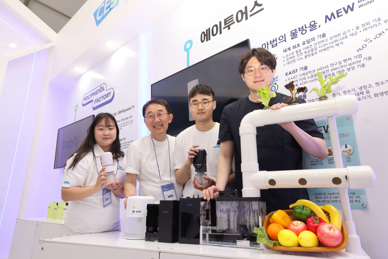 이승섭(왼쪽 두번째) KAIST 교수 연구팀과 개발한 가습기와 휴대용 공기청정기.[KAIST 제공]